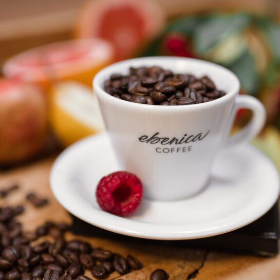 cappuccino šálka naplnená zrnkovou kávou