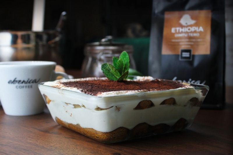 tiramisu dozdobené mätou