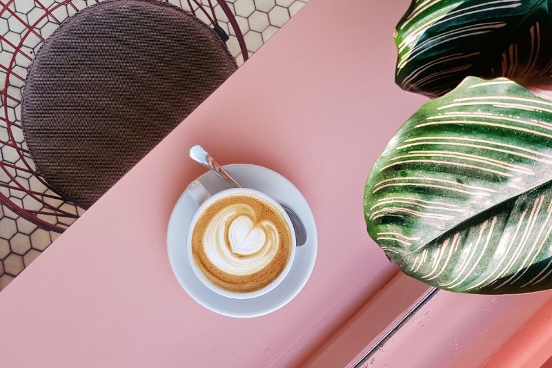 káva s mliekom a latte artom