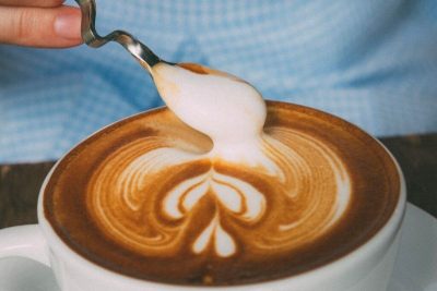 príprava latte artu špeciálnou špajdlou