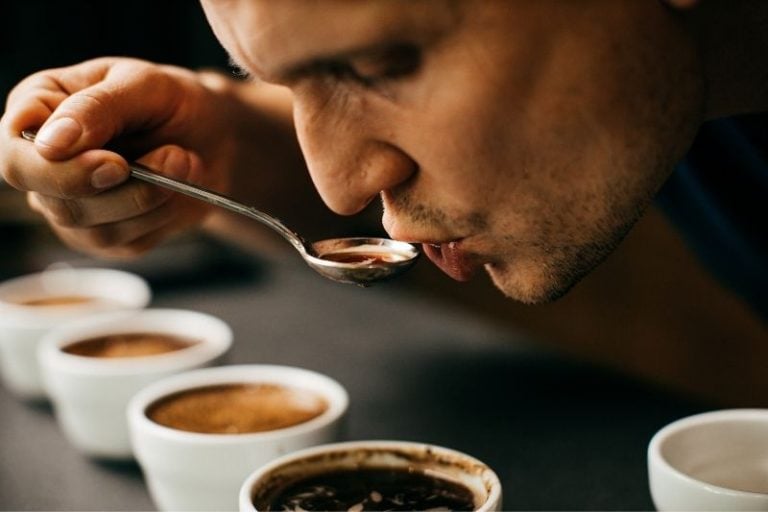 Marek degustuje kávy počas cuppingu