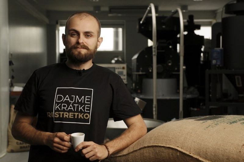 barista Majo v našej pražiarni kávy