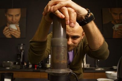 barista pripravuje kávu cez Aeropress