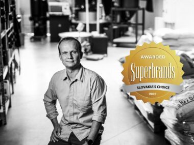 Marek v pražiarni s logom Superbrands