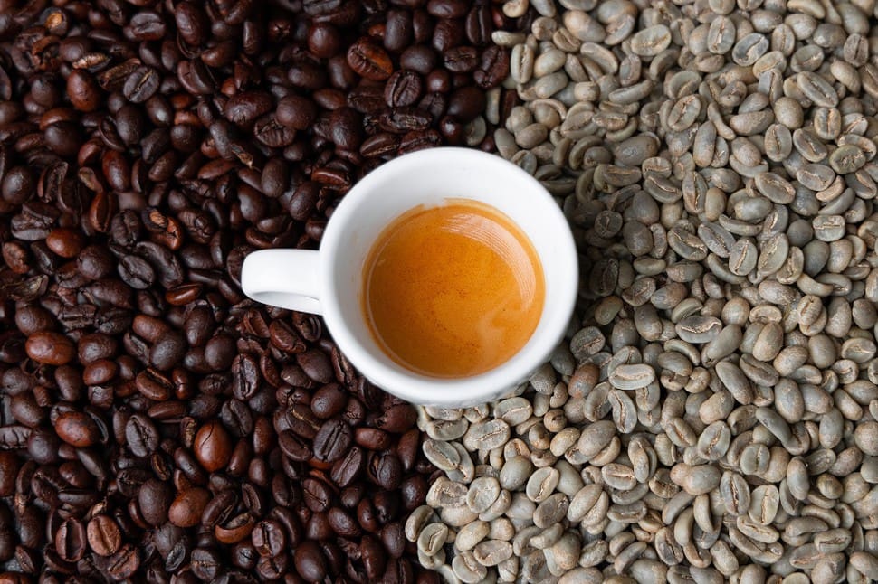 espresso položené na zrnkách kávy
