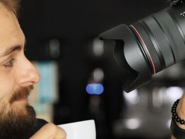 barista majo pri natáčaní kávovlogu