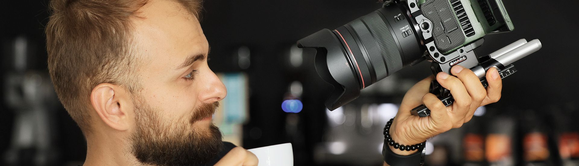 barista majo pri natáčaní kávovlogu